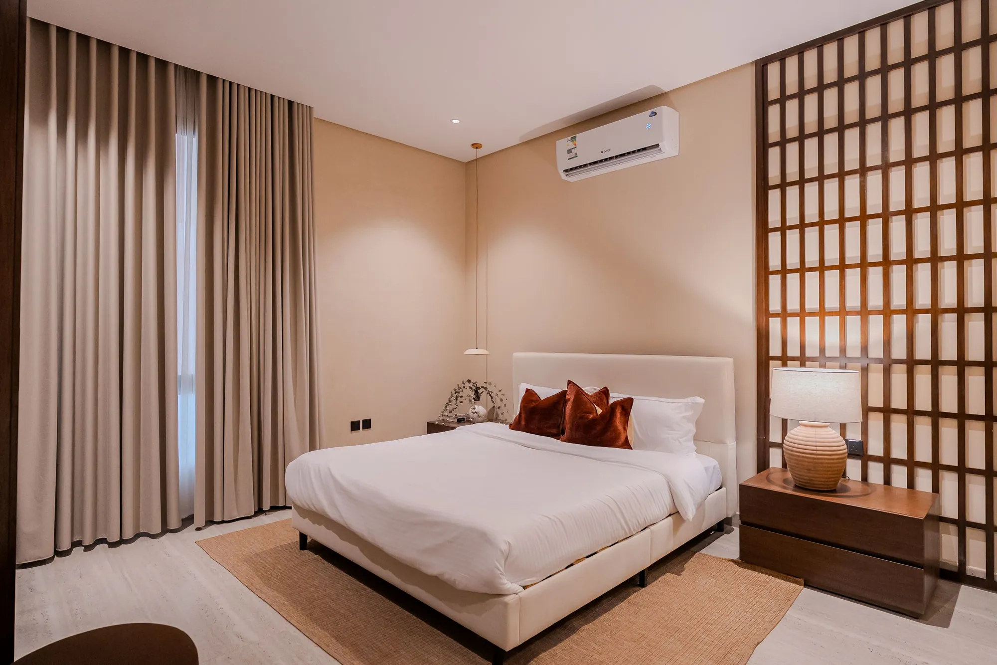 Photograph of a bedroom at Al Majdiah 163 with a timber lattice screen