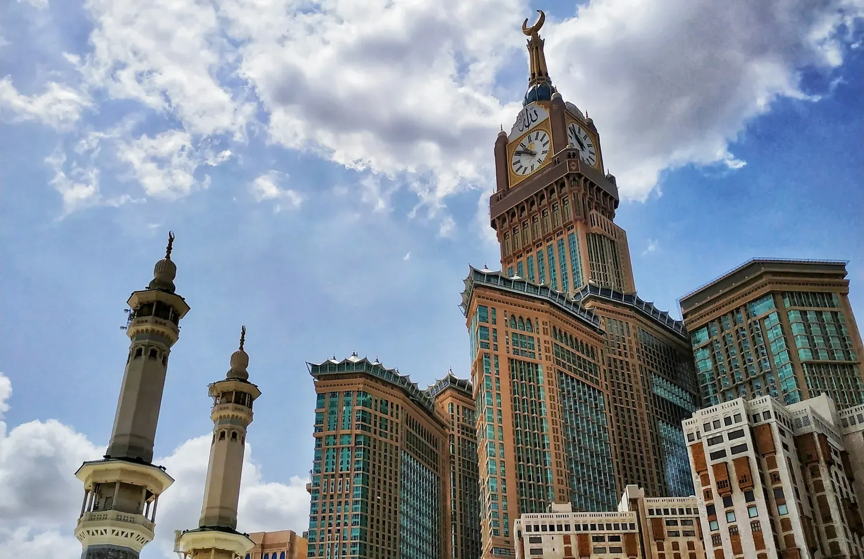 برج ساعة مكة الملكي ومآذن المسجد الحرام تحت سماء صافية
