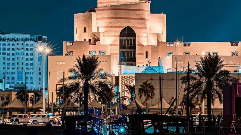 واجهة الدوحة المائية ليلاً، قطر