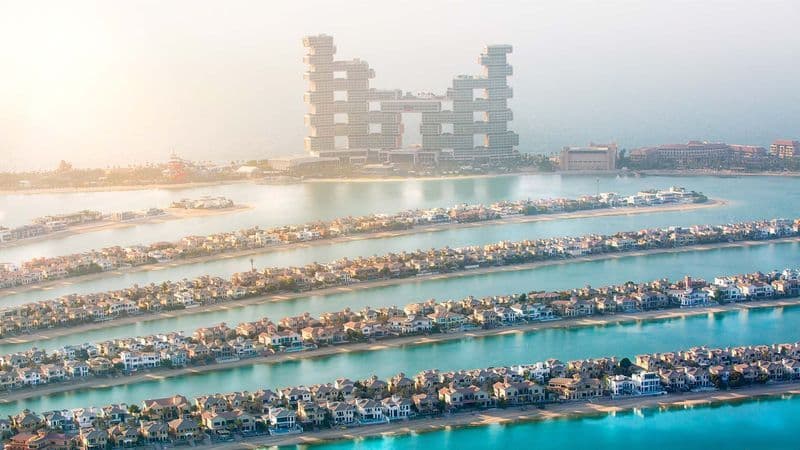 أفق دبي عند أول الضوء